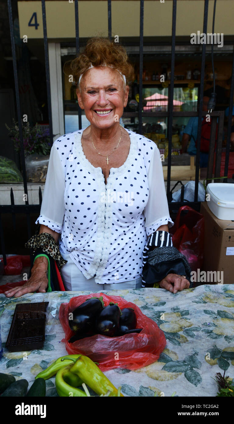 La colorata Kotor mercato agricolo, sotto le sue mura medievali. Foto Stock