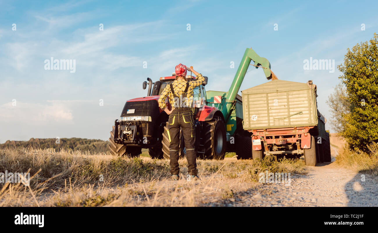 Agriturismo donna monitoraggio dello stato di avanzamento del raccolto sul sito Foto Stock