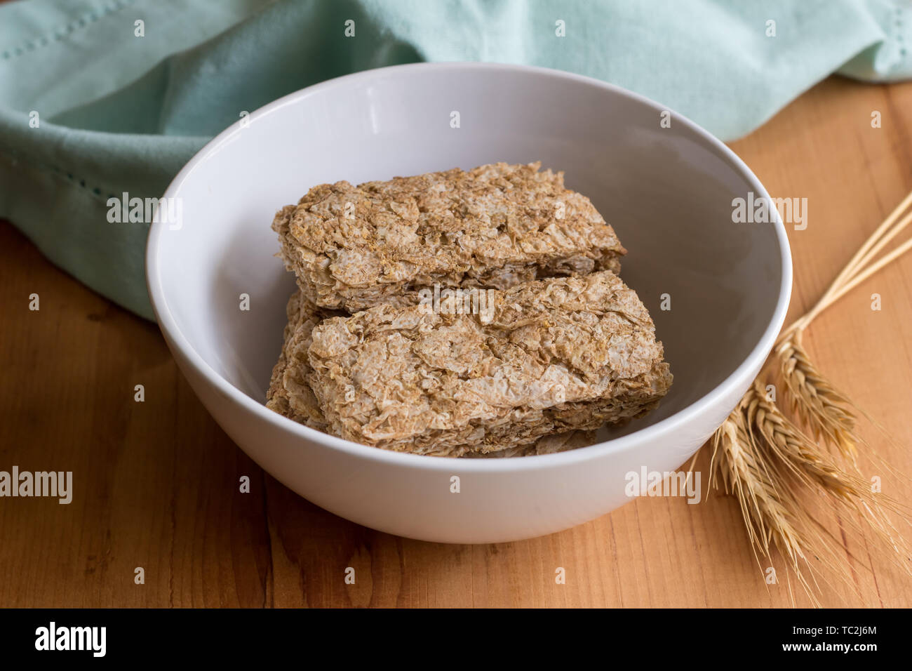 Cereali frumento nella ciotola con i germogli di grano sul tavolo di legno Foto Stock