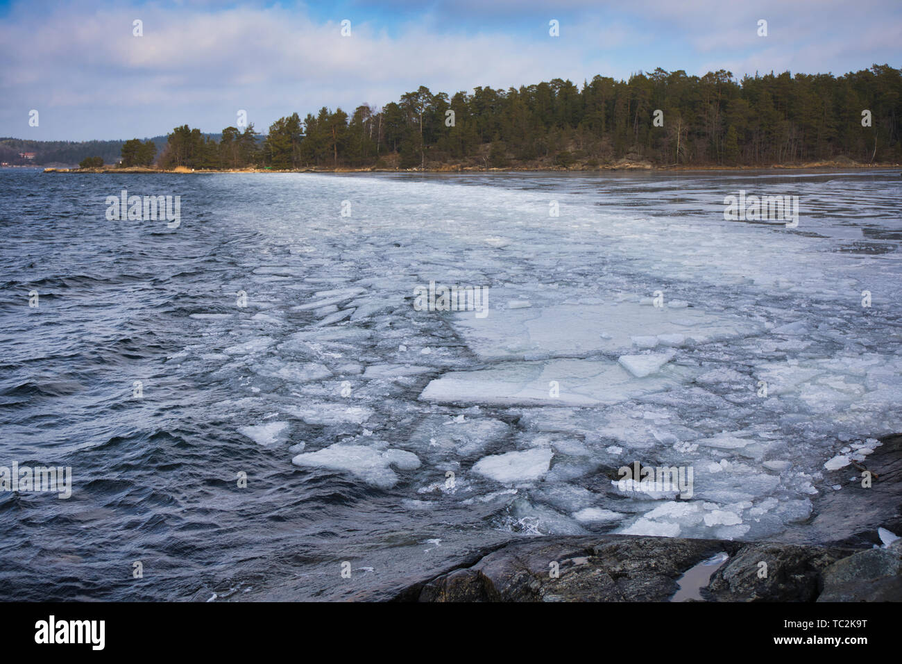 Ghiaccio congelato che galleggia nel Mar Baltico, nell'arcipelago di Stoccolma, in Svezia, in Scandinavia Foto Stock