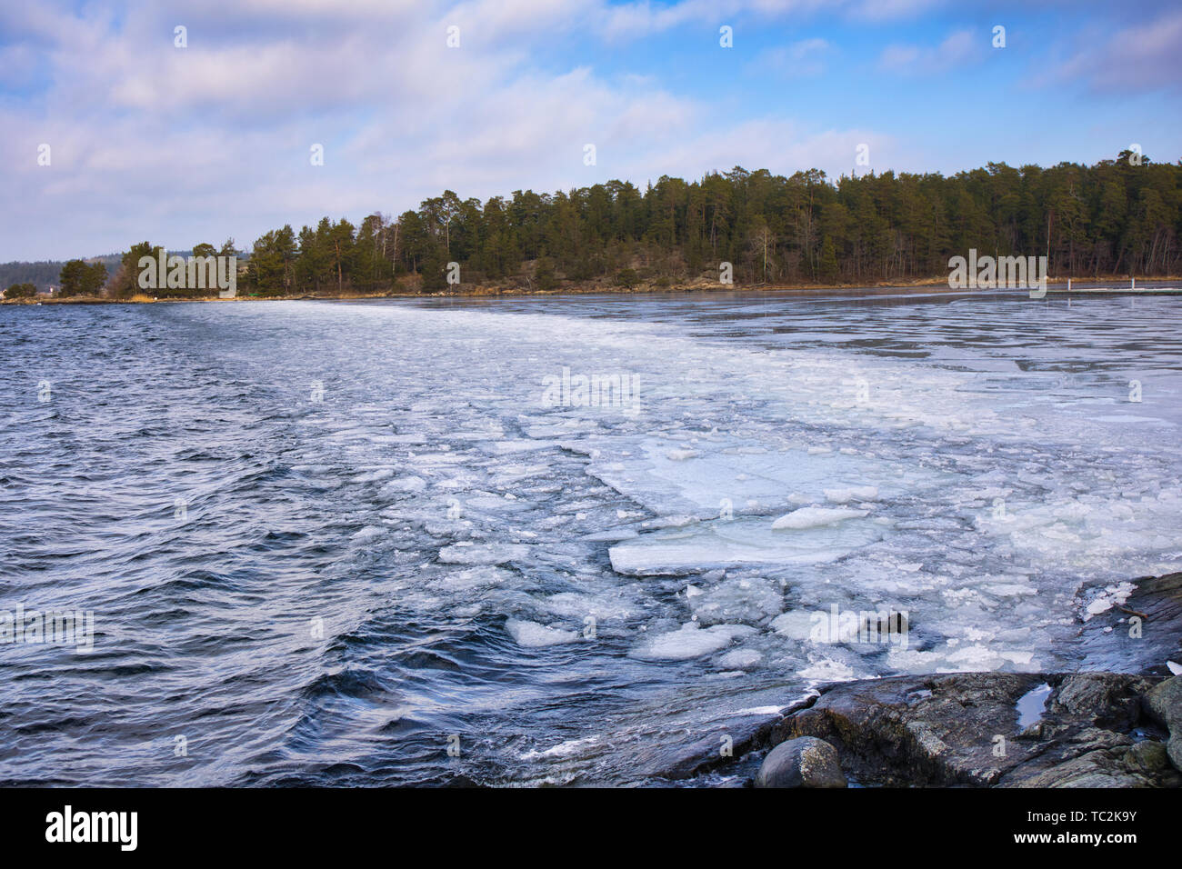 Ghiaccio congelato che galleggia nel Mar Baltico, nell'arcipelago di Stoccolma, in Svezia, in Scandinavia Foto Stock