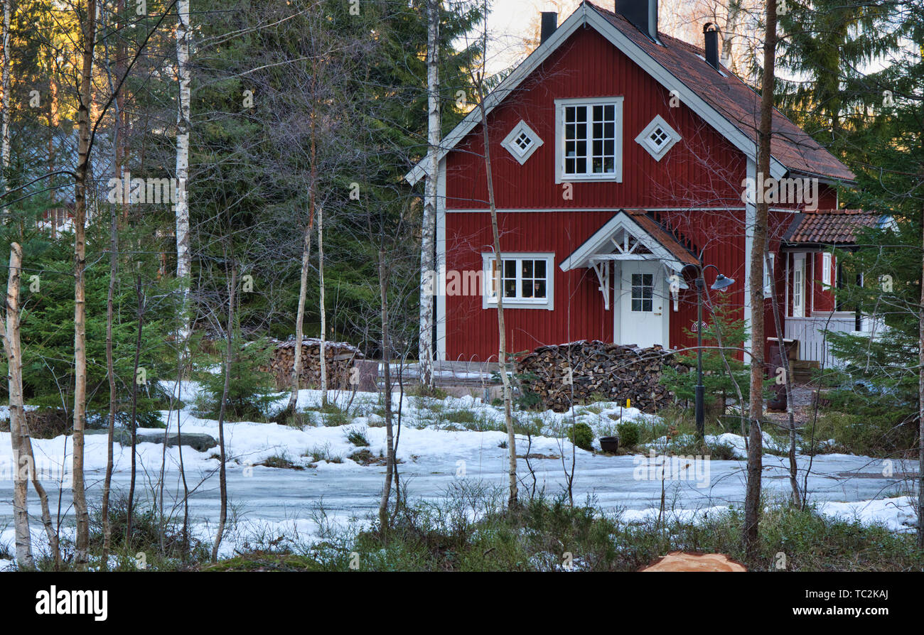 Rosso Falu tradizionale casa di legno con legna da ardere al di fuori, Svezia e Scandinavia Foto Stock