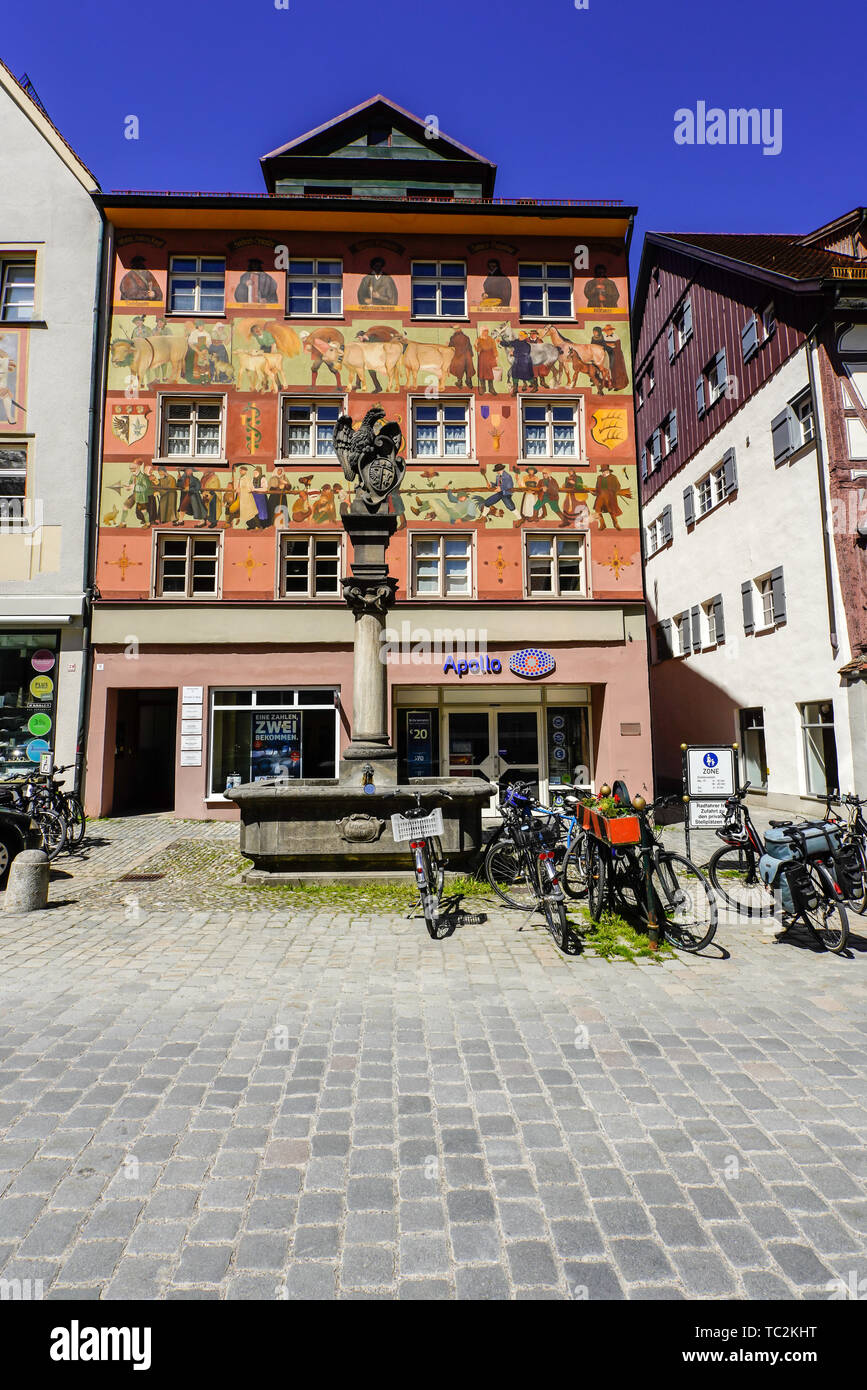 Casa dipinta di facciata, Herrenstrasse in Wangen im Allgäu, Baden-Württemberg, Germania. Una città storica in oriente Baden-Wuerttemberg. Foto Stock