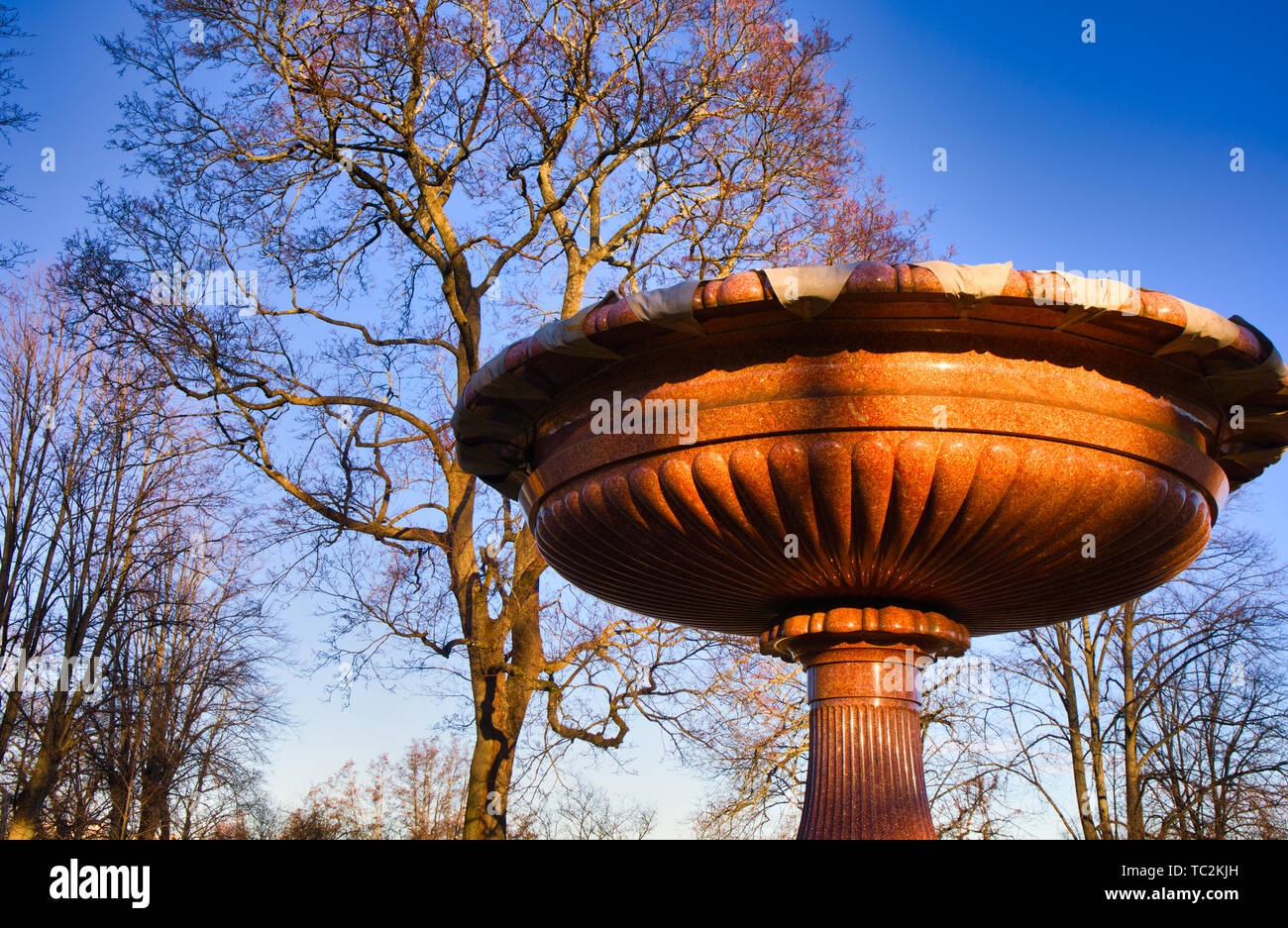 Gigante vaso di porfido, il Palazzo di Rosendal giardini, Djurgarden, Stoccolma, Svezia e Scandinavia Foto Stock