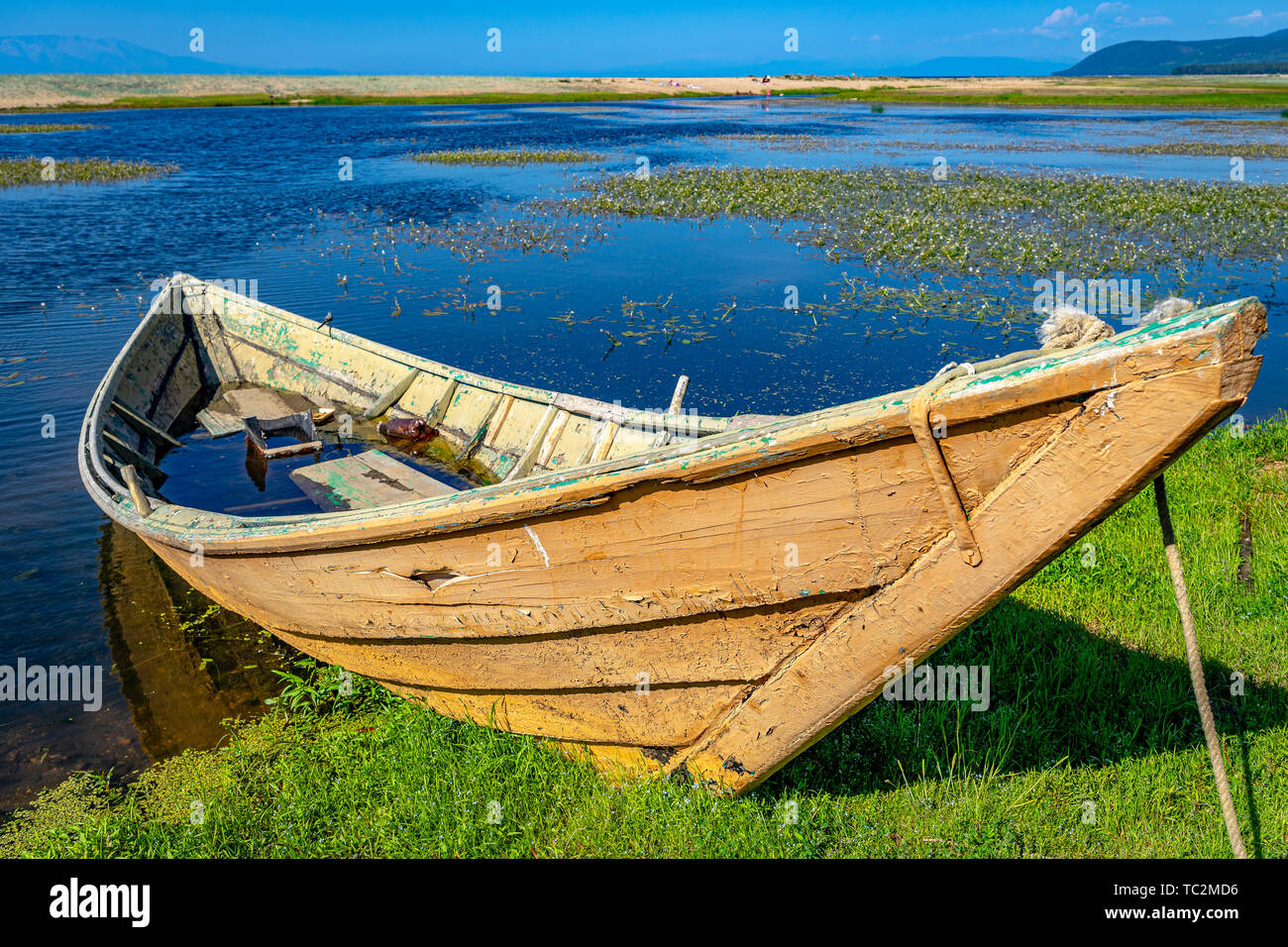 Barca ormeggiata sul lago Baikal, Russia Foto Stock