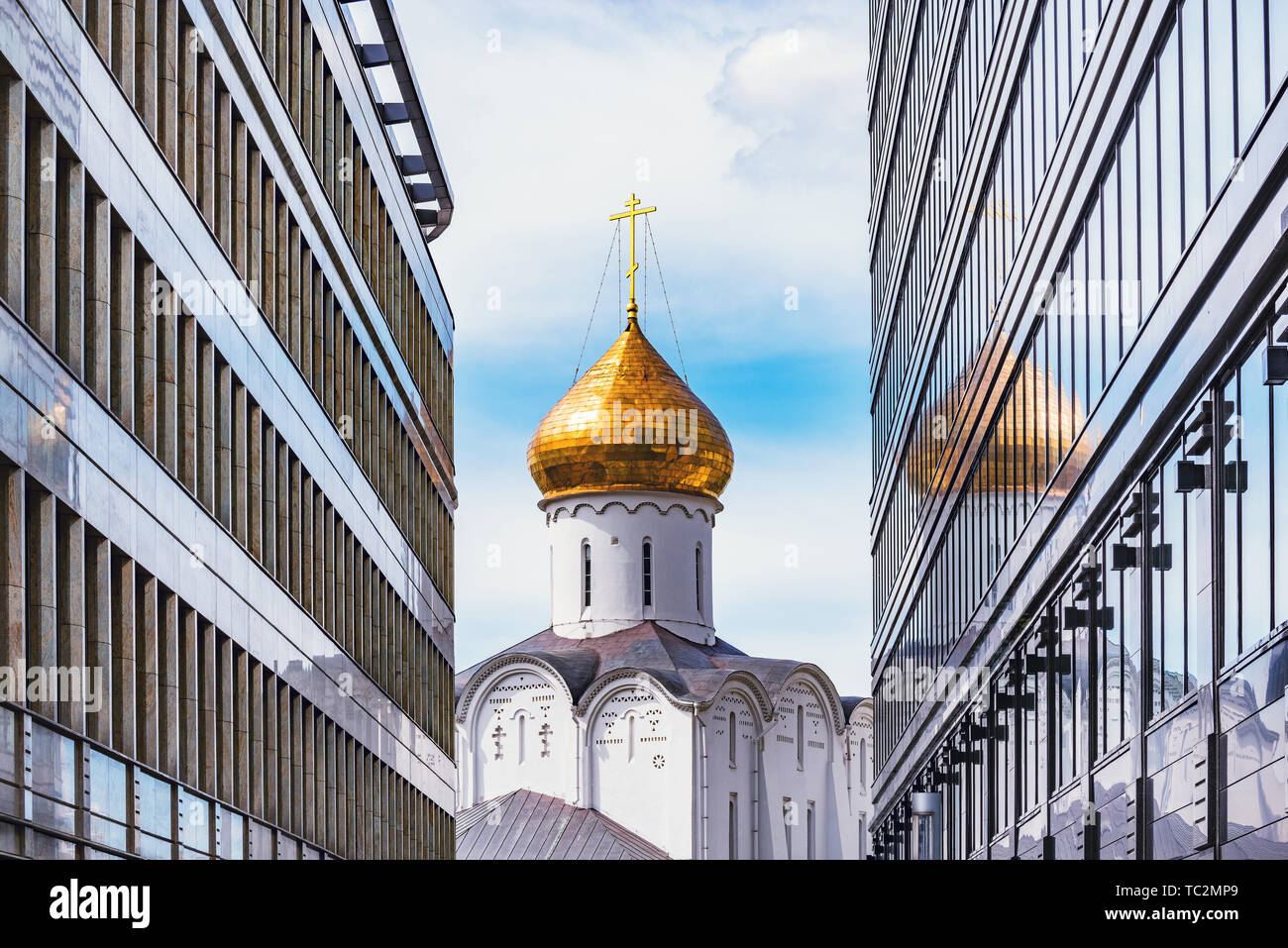 Chiesa ortodossa torre tra due edifici moderni. Foto Stock