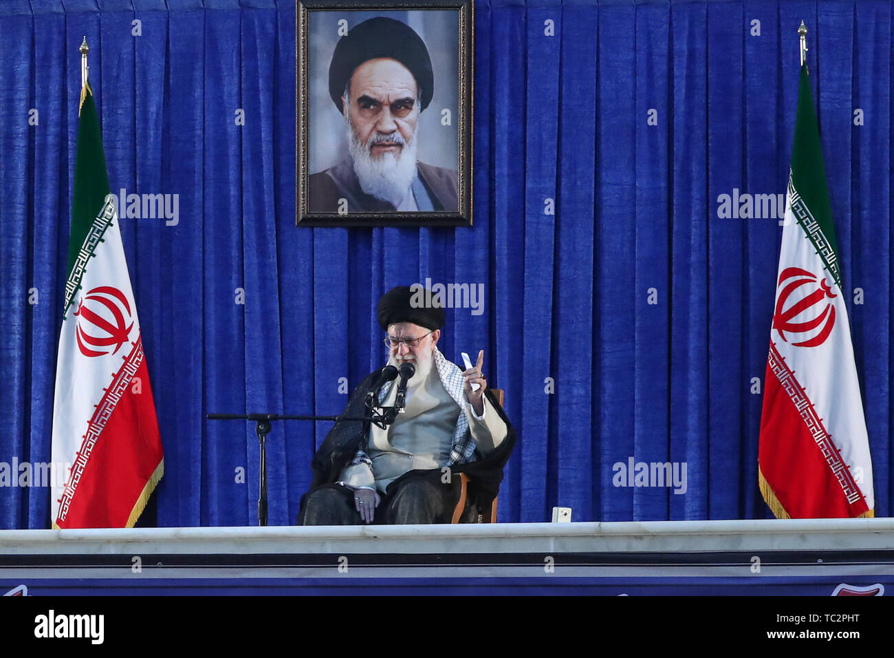 Tehran, Iran. 04 Giugno, 2019. Iraniano leader supremo Ayatollha Ali Khamenei offre il suo discorso alla folla durante il trentesimo anniversario della morte di ex iraniano leader supremo Ayatollah Ruhollah Khomeini, nel suo santuario. Credito: Saeid Zareian/dpa/Alamy Live News Foto Stock