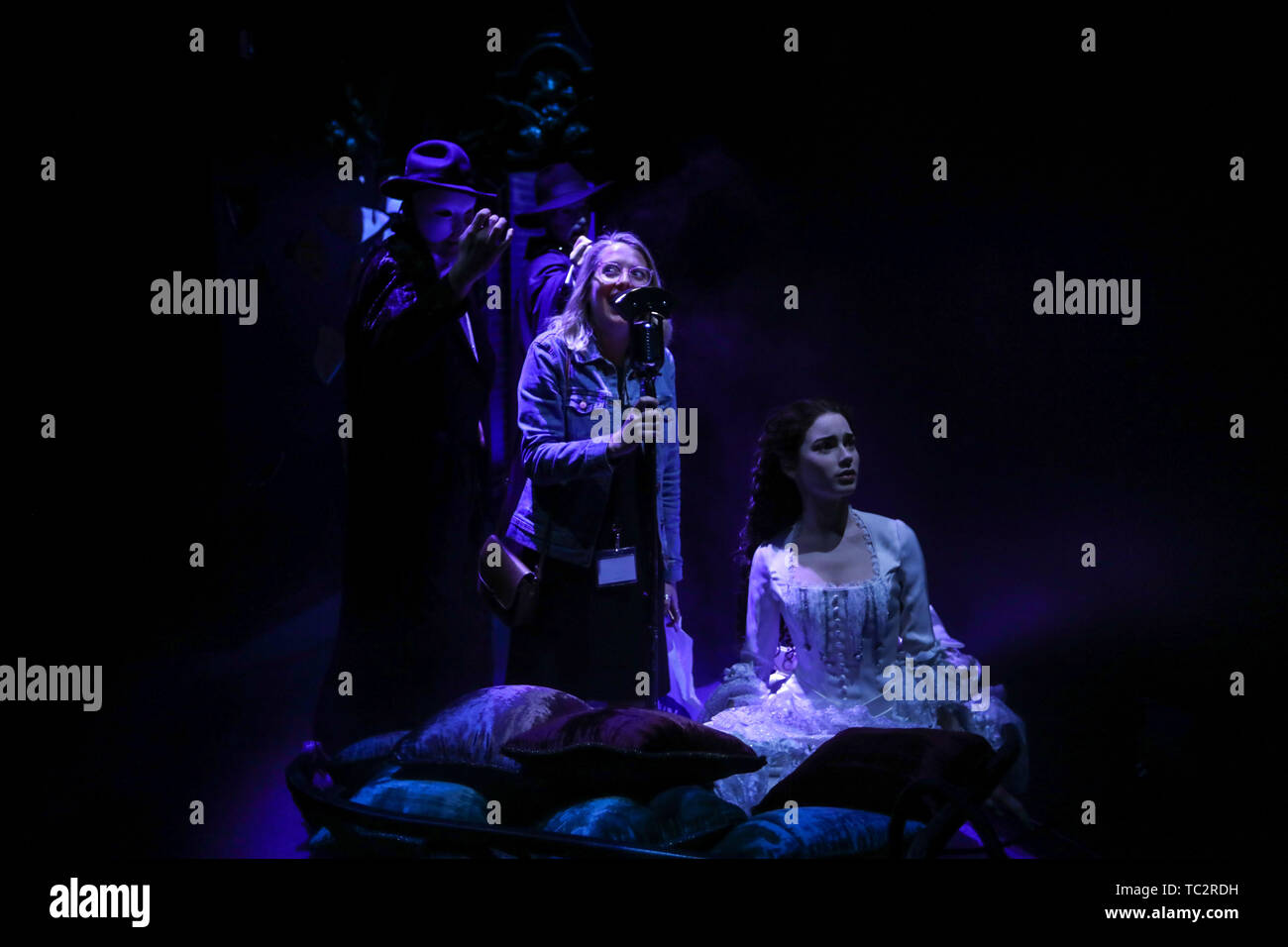 New York, New York, Stati Uniti d'America. Il 4 giugno, 2019. Il Madame Tussauds di New York presenta Broadway è portando la magia di Broadway come mai prima in un viaggio interattivo dietro le quinte di iconico spettacoli di Broadway dove il visitatore è letteralmente la stella presso il Museo di Madame Tussauds di New York negli Stati Uniti questo martedì 4 giugno, 2019. Presenta Broadway sarà un permanente oltre al New York posizione e può essere esplorata con un normale biglietto d'argento. Credito: William Volcov/ZUMA filo/Alamy Live News Foto Stock