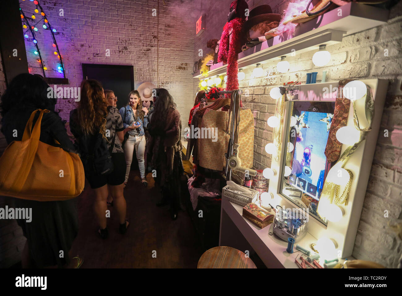 New York, New York, Stati Uniti d'America. Il 4 giugno, 2019. Il Madame Tussauds di New York presenta Broadway è portando la magia di Broadway come mai prima in un viaggio interattivo dietro le quinte di iconico spettacoli di Broadway dove il visitatore è letteralmente la stella presso il Museo di Madame Tussauds di New York negli Stati Uniti questo martedì 4 giugno, 2019. Presenta Broadway sarà un permanente oltre al New York posizione e può essere esplorata con un normale biglietto d'argento. Credito: William Volcov/ZUMA filo/Alamy Live News Foto Stock