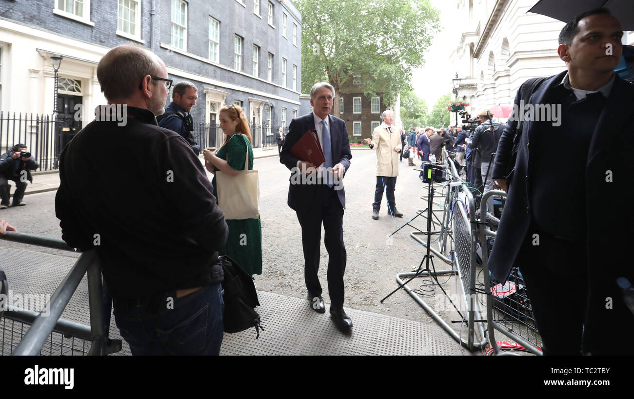 Londra, Regno Unito. 04 Giugno, 2019. Il cancelliere dello scacchiere Philip Hammond lascia Downing Street prima di Donald Trump (Presidente degli Stati Uniti), e la First Lady Melania Trump, sono accolti in Downing Street di Theresa Maggio (Primo Ministro del Regno Unito), e suo marito Filippo maggio. Il Presidente ha incontrato il Primo ministro durante la sua visita di Stato nel Regno Unito. Donald Trump, visita di Stato a Downing Street, Londra, Regno Unito il 4 giugno 2019. Credito: Paolo Marriott/Alamy Live News Foto Stock