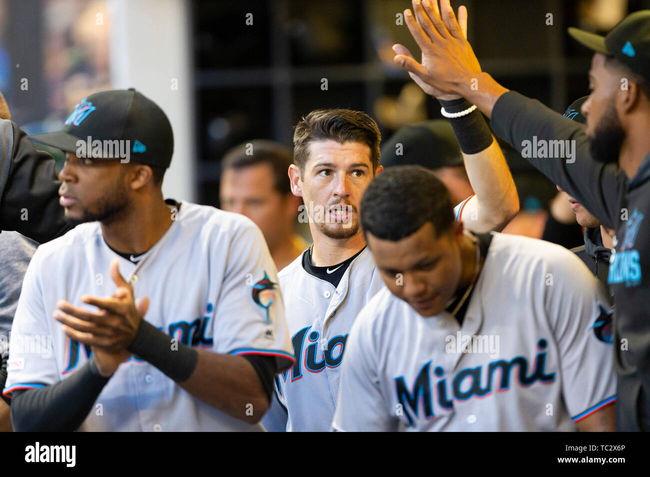 Milwaukee, WI, Stati Uniti d'America. Il 4 giugno, 2019. Miami Marlins shorstop JT Riddle #10 si congratula dopo rigature nella quinta inning della Major League Baseball gioco tra il Milwaukee Brewers e il Miami Marlins a Miller Park di Milwaukee, WI. John Fisher/CSM/Alamy Live News Foto Stock