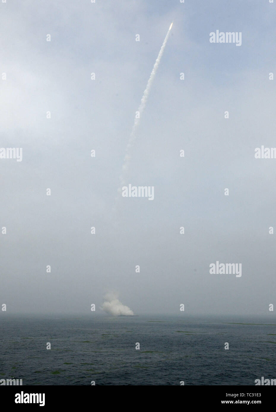 Qingdao, Cina. 05 Giugno, 2019. Una lunga marzo-11 propellente solido razzo vettore viene lanciato da un mobile piattaforma di lancio nel Mar Giallo off est della Cina di Provincia di Shandong, Giugno 5, 2019. La Cina ha lanciato con successo un razzo da un mobile piattaforma di lancio nel Mar Giallo fuori provincia di Shandong Mercoledì, inviando due esperimento di tecnologia dei satelliti e cinque satelliti commerciali nello spazio. Una lunga marzo-11 propellente solido razzo vettore eiettato fuori a 12:06 p.m. dalla piattaforma mobile. Credito: Xinhua/Alamy Live News Foto Stock