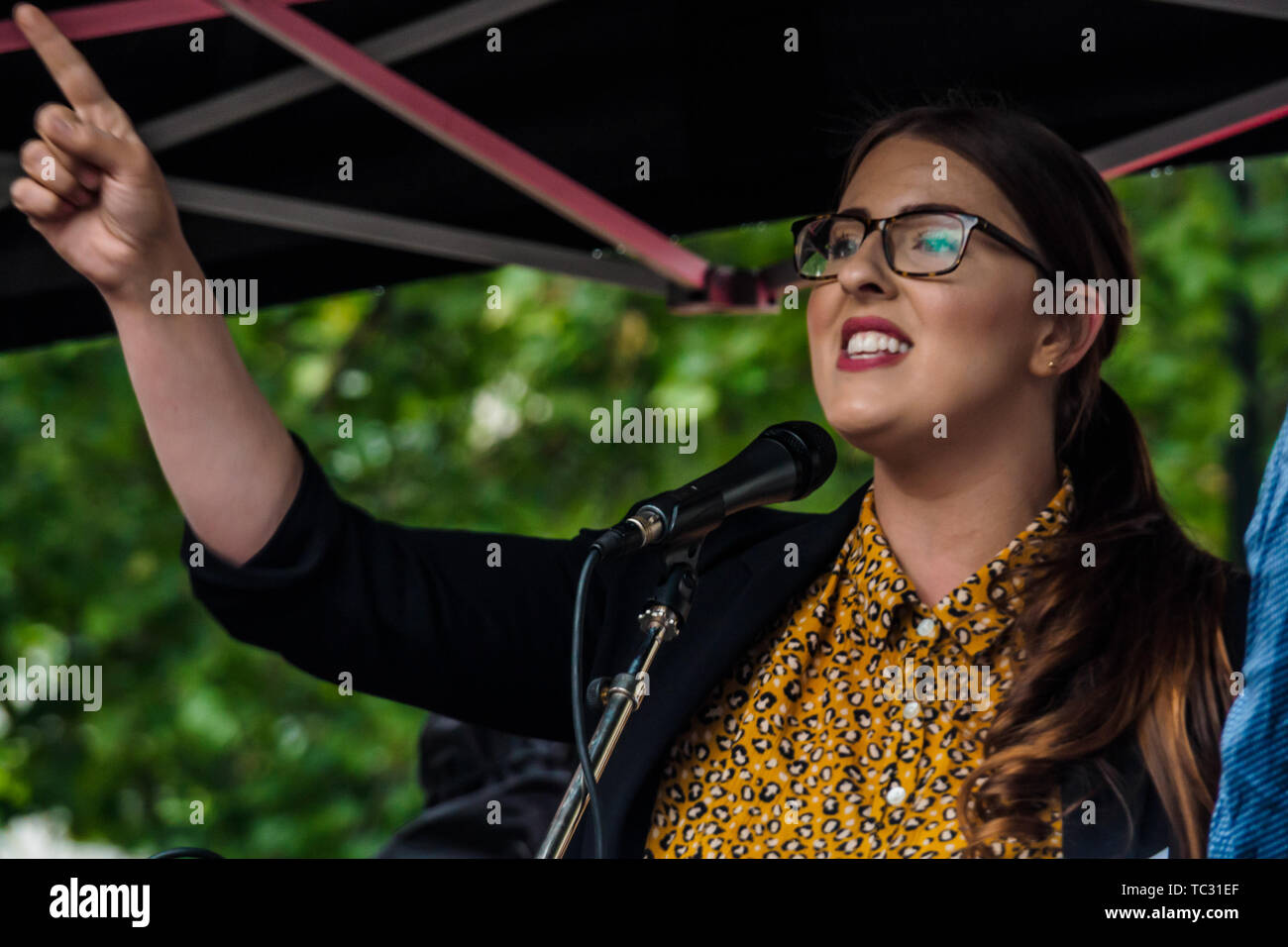 Londra, Regno Unito. Il 4 giugno 2019. Laura Pidcock MP parlando alla Whitehall rally per inviare un chiaro messaggio che il Presidente Trump non è il benvenuto qui a causa del suo clima negazione, il razzismo e l'islamofobia, misoginia e fanatismo. La sua politica di odio e divisione hanno eccitato il più a destra di tutto il mondo. Il 4 giugno, 2019. Peter Marshall credito IMAGESLIVE: Peter Marshall / IMAGESLIVE/ZUMA filo/Alamy Live News Foto Stock