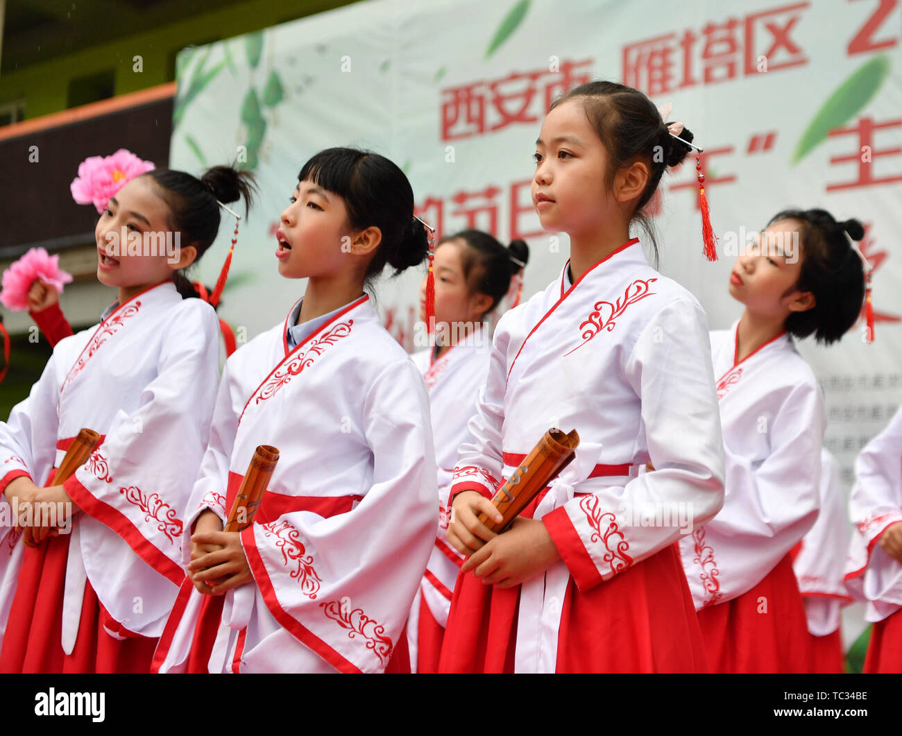 (190605) -- Xi'an, 5 giugno 2019 (Xinhua) -- Alunni chant antiche poesie cinesi durante la tradizionale attività di folk tenutosi presso una scuola primaria collegata al Shaanxi Normal University di Xi'an, città capitale della Cina nord-occidentale della provincia di Shaanxi, Giugno 5, 2019. Vari folk tradizionale attività erano tenuti mercoledì presso la scuola di salutare il prossimo Dragon Boat Festival o Duanwu, che cade il 7 giugno di quest'anno. (Xinhua/Zhang Bowen) Foto Stock