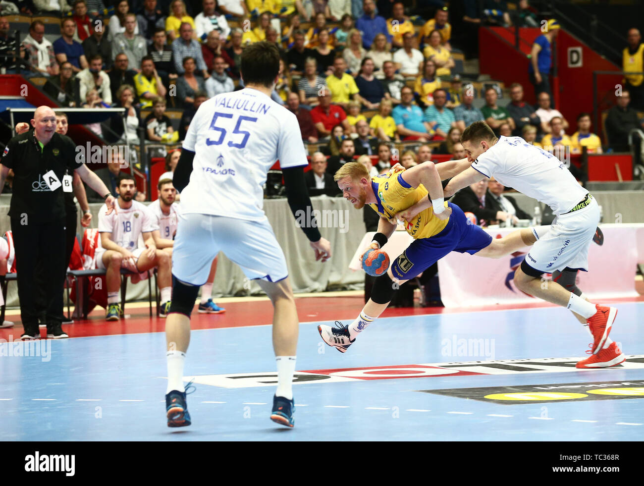 LINKÖPING 20170506 Handboll Sverige-Ryssland mi Saab arena. Sverige vann över Ryssland med 25-21, vilket innebär att laget är klart för EM i Kroatien. Bilden: Sveriges nr 24 Jim Gottfridsson. Bild Jeppe Gustafson Foto Stock