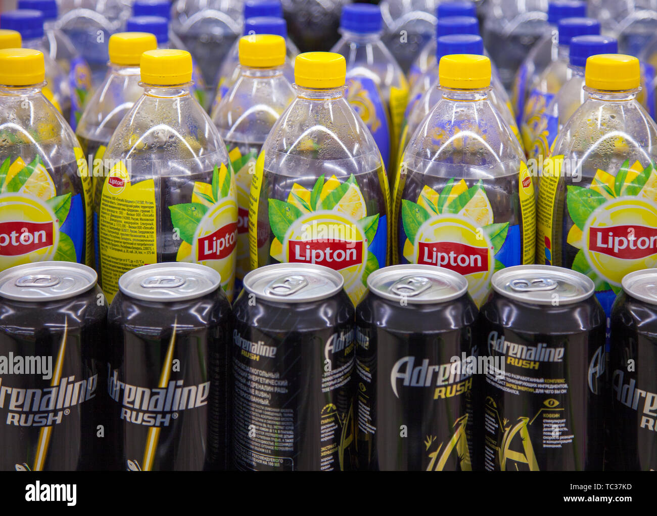 Kaliningrad, Russia - 25 agosto 2018: accantonare di supermercato con bevande analcoliche. Foto Stock