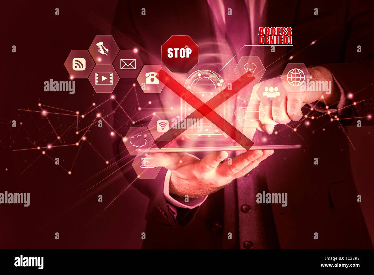 Business man protegge le informazioni personali su tablet, la protezione dei dati il concetto di privacy, accesso negato Foto Stock