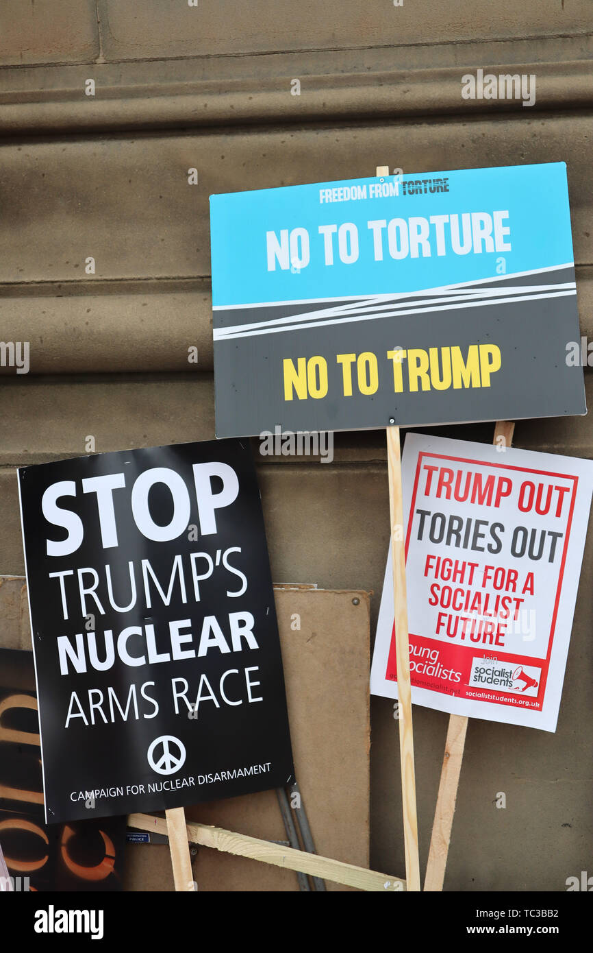 Trump protesta banner, Stati Uniti d'America visita presidenziale per il Regno Unito, Whitehall, LONDRA, REGNO UNITO, 04 giugno 2019, Foto di Richard Goldsc Foto Stock