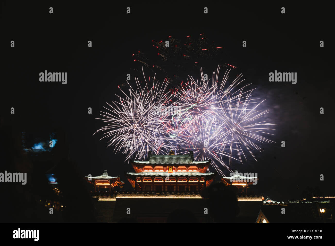 Fuochi d'artificio blooming cinese sopra gli antichi edifici Foto Stock