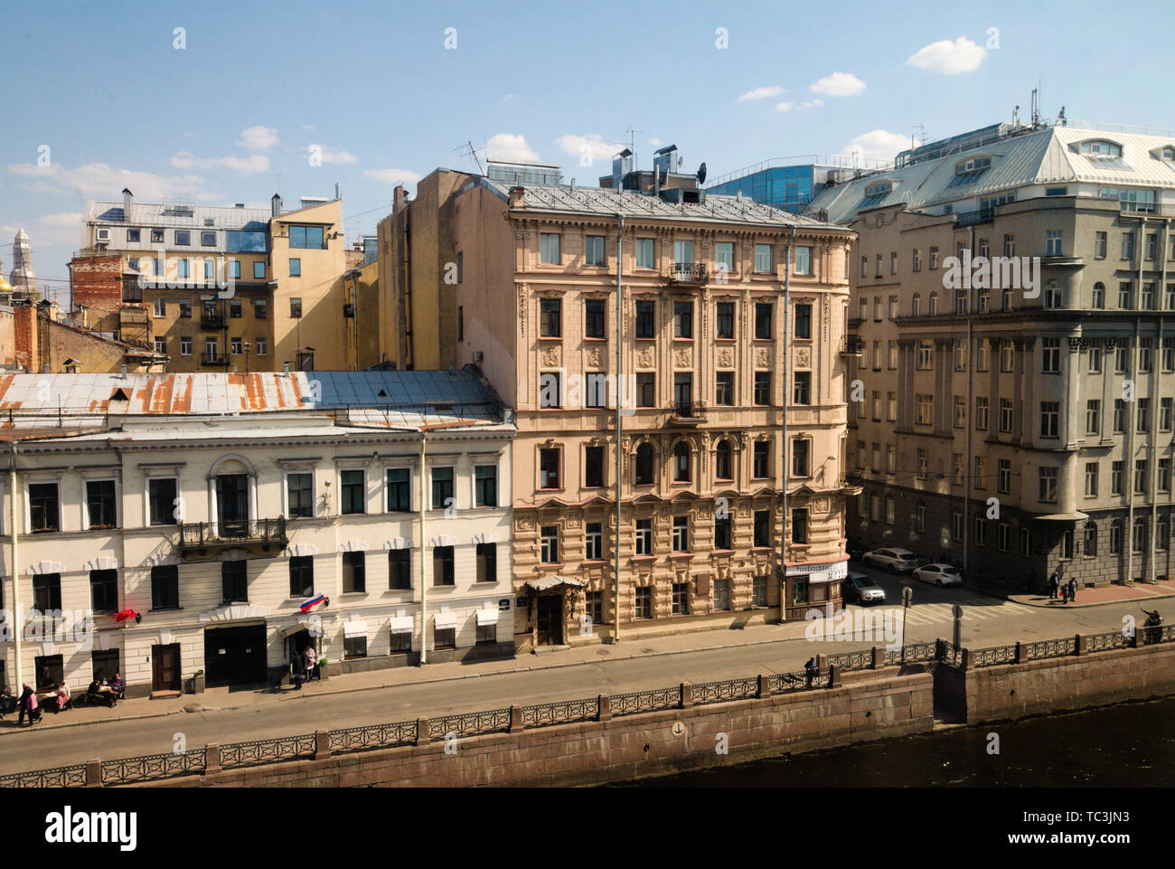 Vista degli edifici di appartamenti sovietici dal Palazzo d'Inverno del Museo dell'Hermitage di Stato a San Pietroburgo, Russia Foto Stock