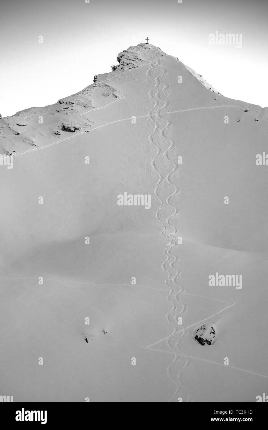 Steinkarspitze con tracce di due escursionisti nella neve, Zillertal, Tirolo, Austria Foto Stock