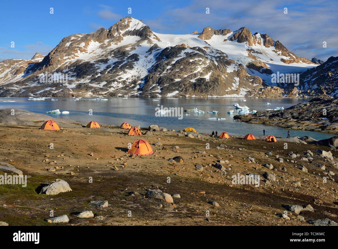 Tourist Camp con tende a Sammileq fiordo Ammassalik, Isola, est della Groenlandia, Groenlandia Foto Stock