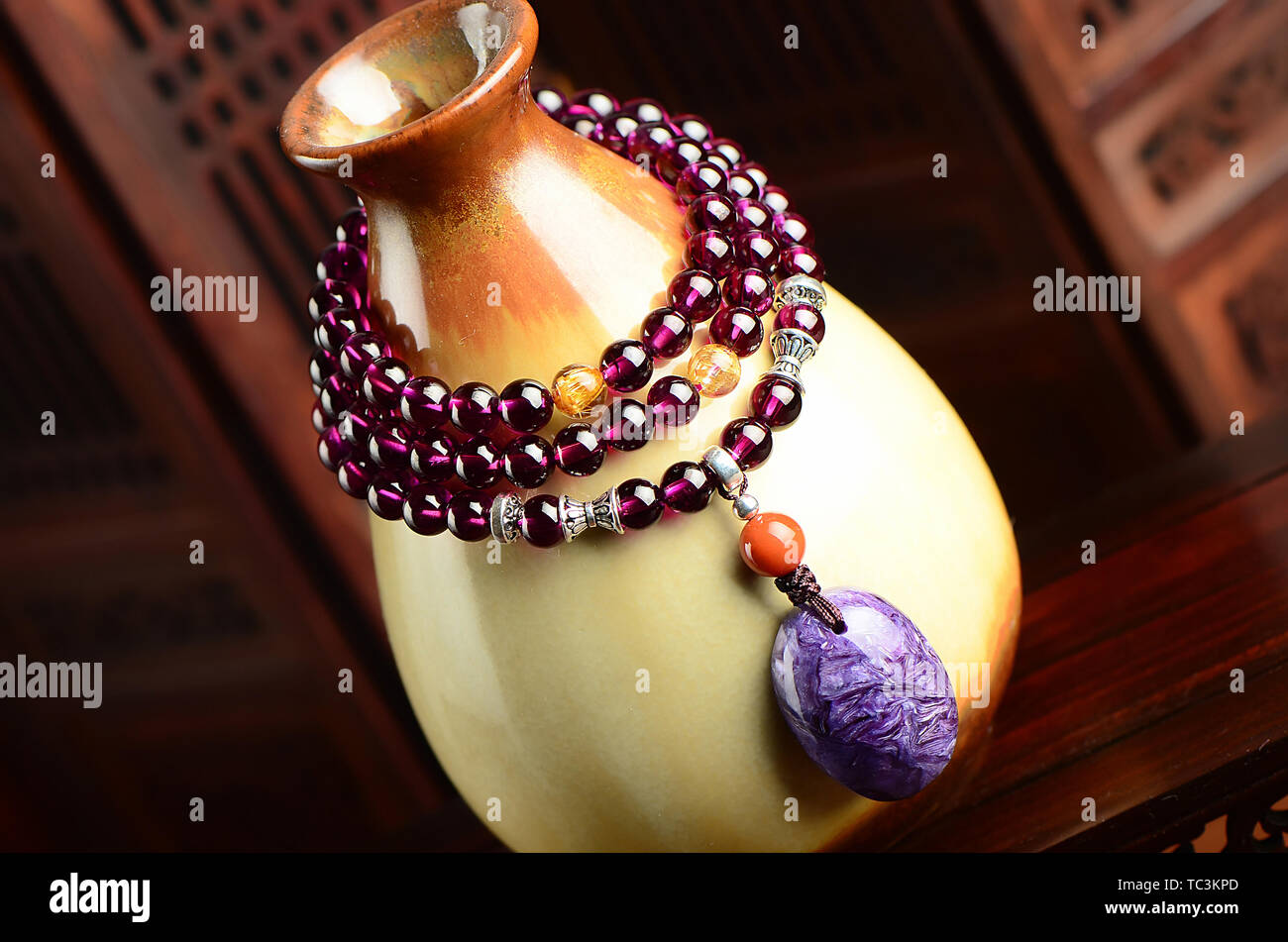 Ametista pendente dente viola nero cristallo di granato bracciale collana catena di lana Foto Stock