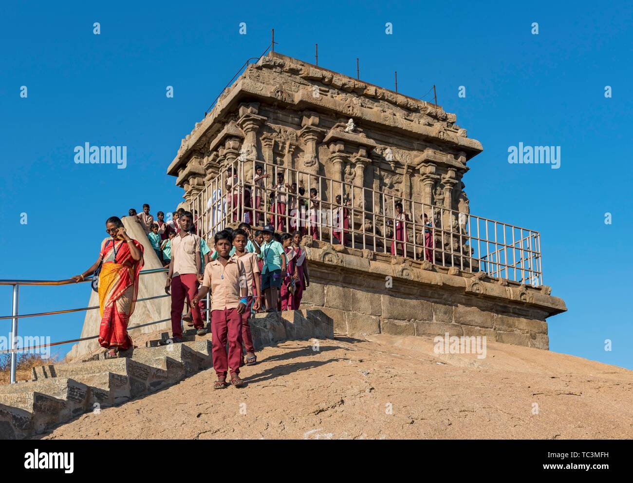 La scuola dei bambini visitate il Tempio Olakkannesvara, Mahabalipuram, Mamallapuram, India Foto Stock