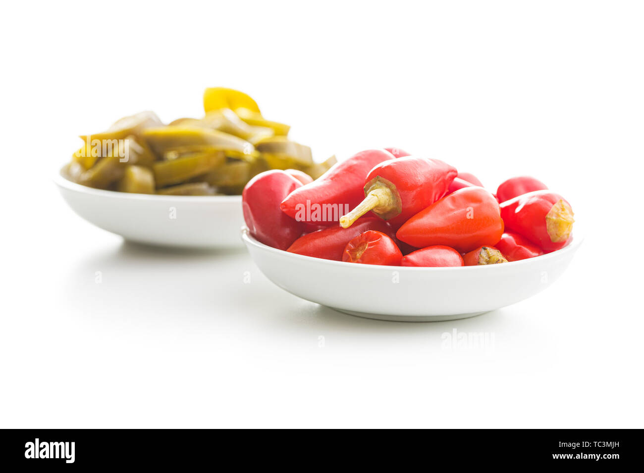 Decapare il peperoncino e peperoncini jalapeno isolati su sfondo bianco. Foto Stock