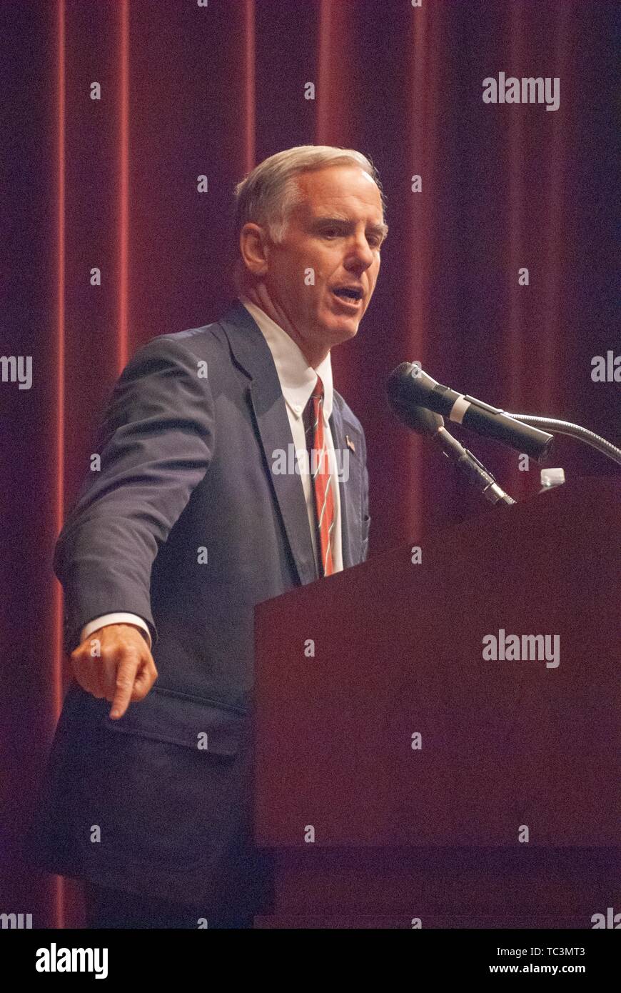 Uomo politico americano Howard Dean gesti mentre si parla di un podio presso la Johns Hopkins University, Baltimora, Maryland, 11 ottobre 2007. Dall'Homewood raccolta di fotografie. () Foto Stock