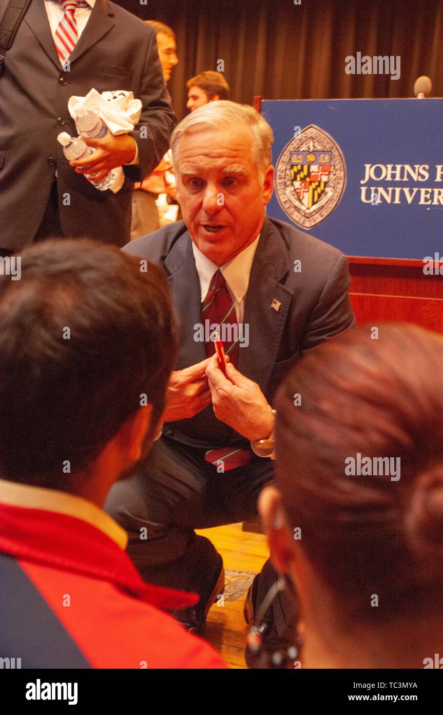 Uomo politico americano Howard Dean si inginocchia verso il basso come egli parla ai membri di una folla della Johns Hopkins University, Baltimora, Maryland, 11 ottobre 2007. Dall'Homewood raccolta di fotografie. () Foto Stock