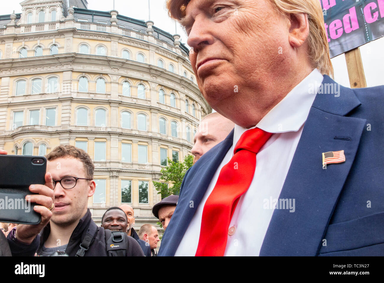 Un Donald Trump impersonator cammina per le strade di Londra con i manifestanti a Trafalgar Square dimostrando contro la visita di stato di Donald Trump Foto Stock