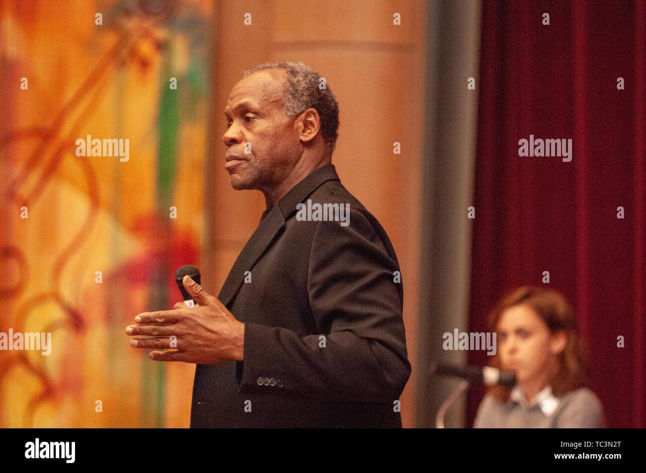 Attore americano Danny Glover gesti come egli parla presso la Johns Hopkins University di Baltimore, Maryland, 12 ottobre 2007. Dall'Homewood raccolta di fotografie. () Foto Stock