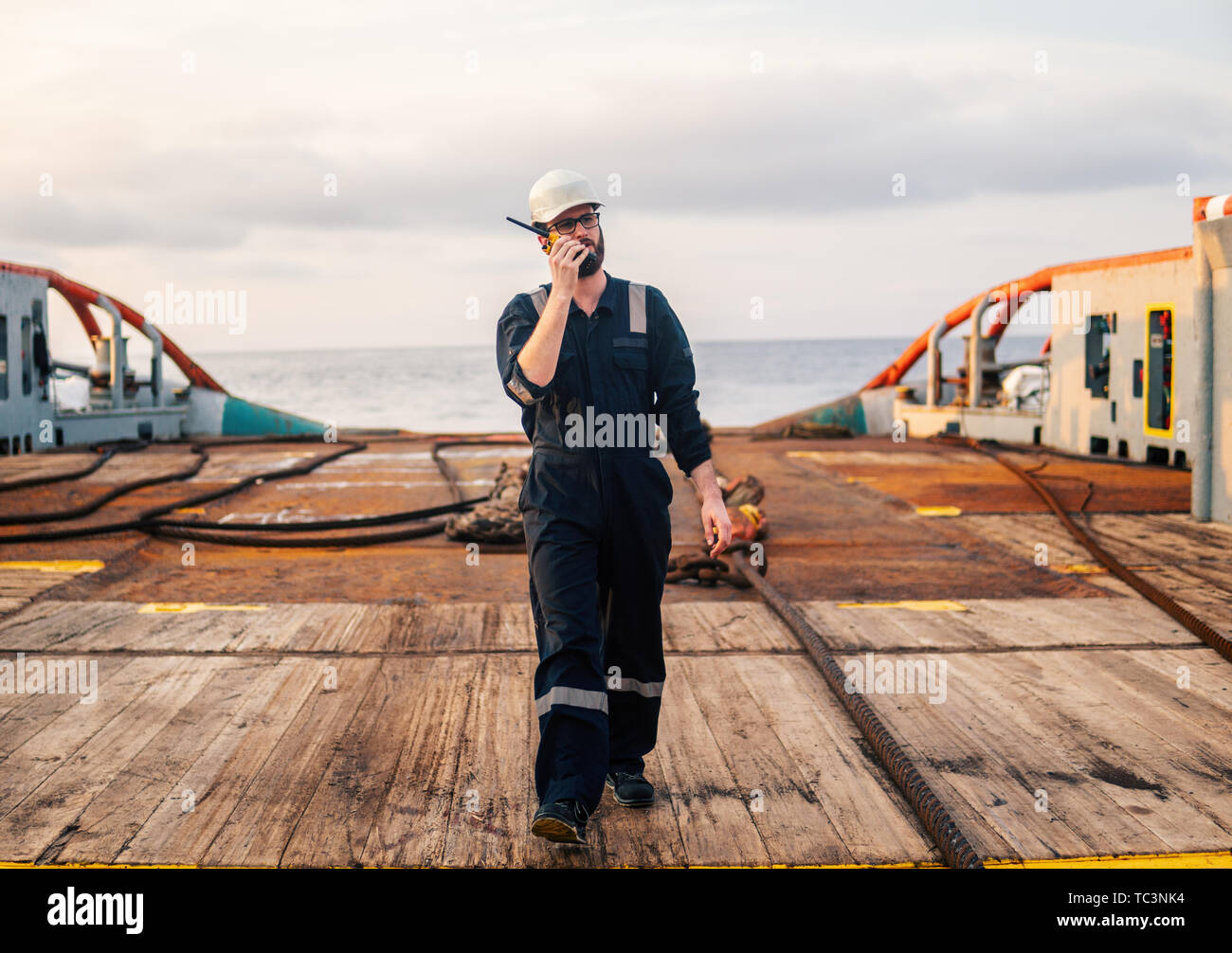 Ufficiale di coperta sul ponte della nave in mare aperto o nave Foto Stock