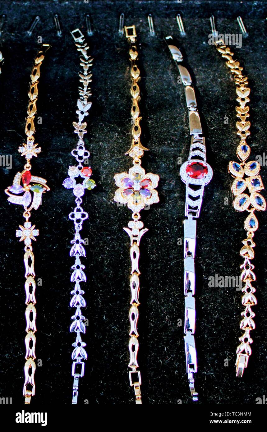 Costume di ottone jewelery con vari disegni di fatto a mano Foto Stock