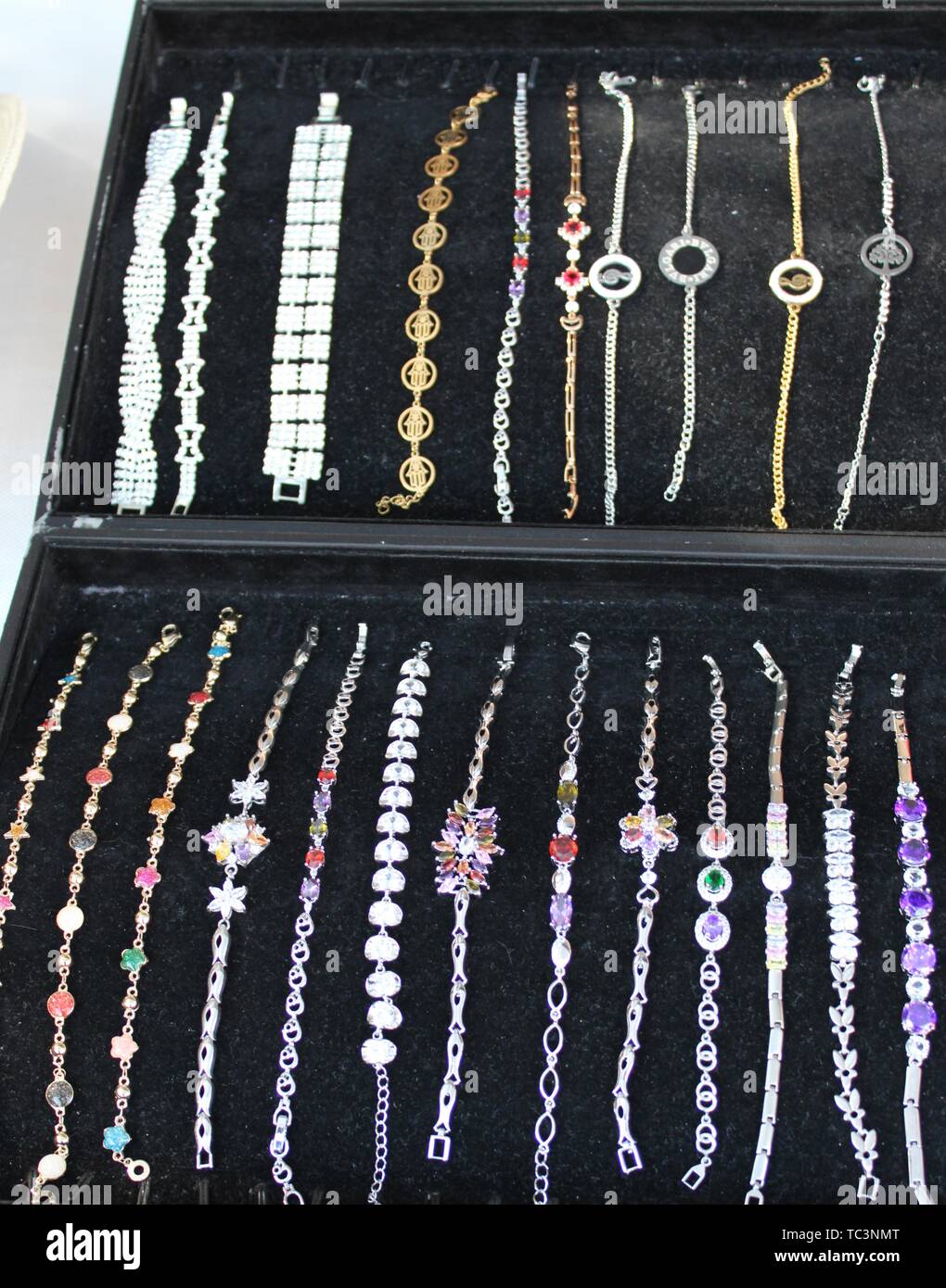 Costume di ottone jewelery con vari disegni di fatto a mano Foto Stock