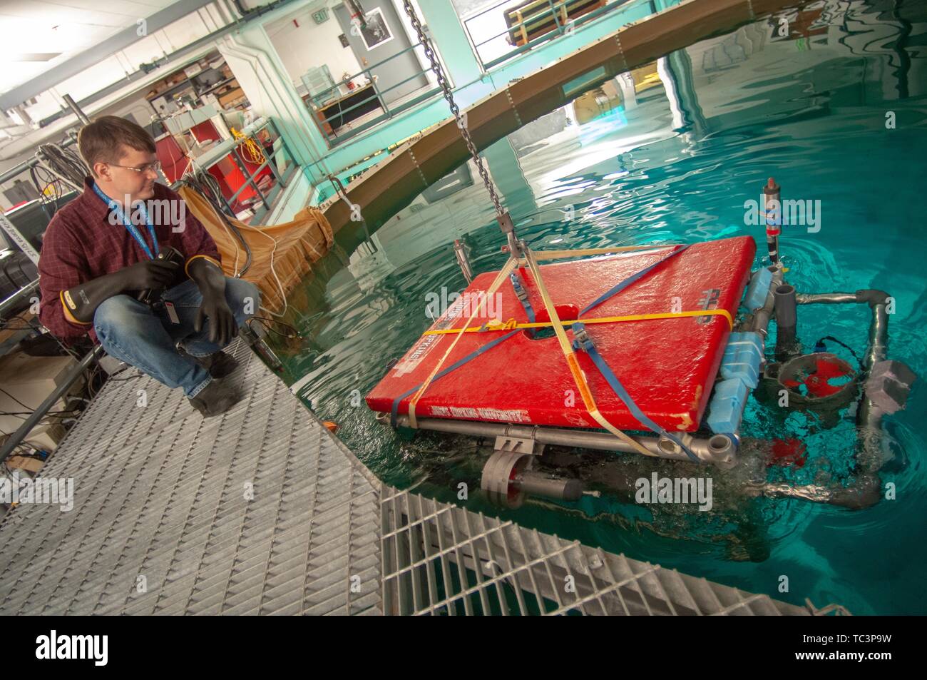 Colpo angolato di un ricercatore in ginocchio per visualizzare un progetto sottomarino in un Merlano School of Engineering lab room presso la Johns Hopkins University, Baltimora, Maryland, 3 novembre 2006. Dall'Homewood raccolta di fotografie. () Foto Stock