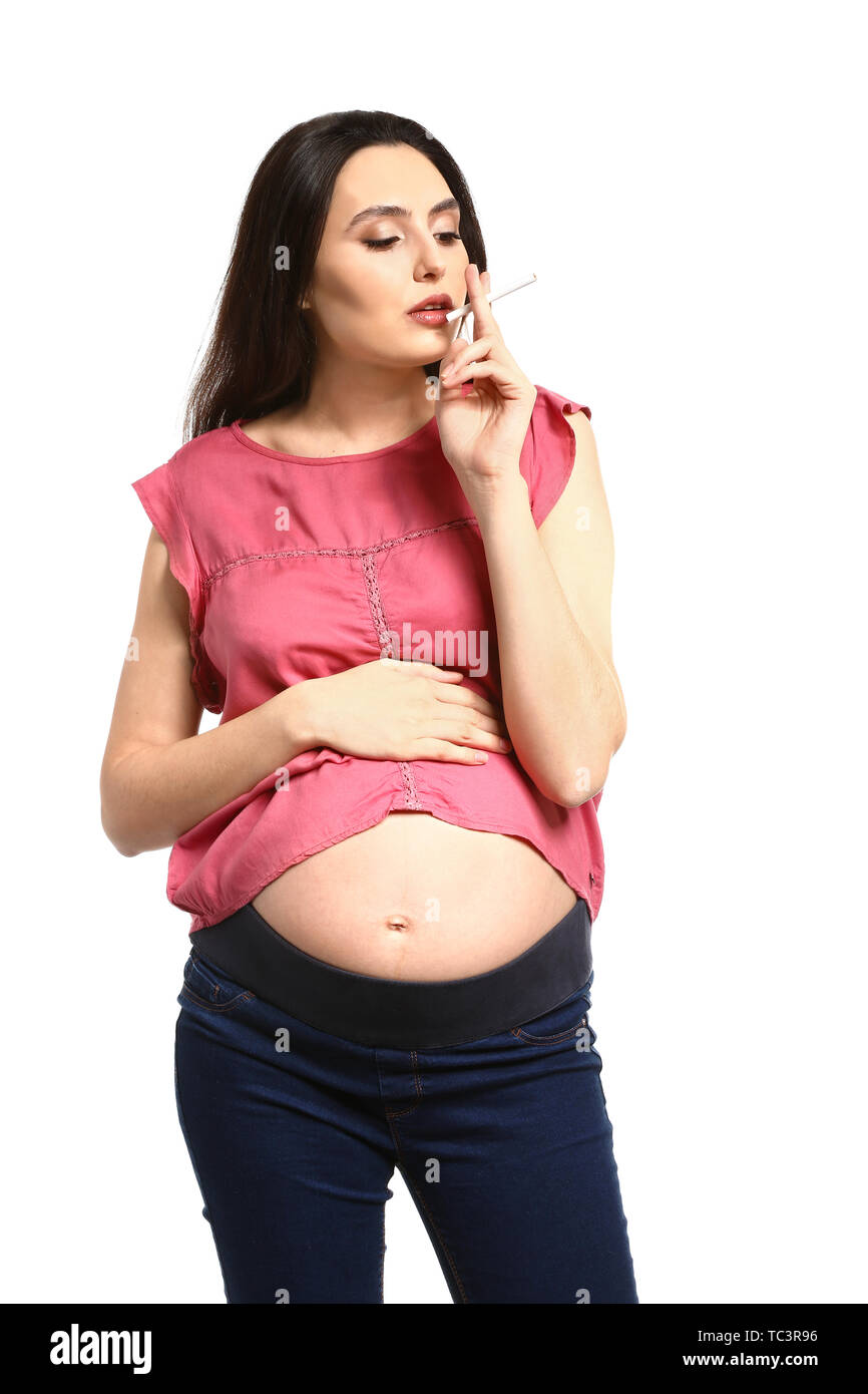 Donna incinta Sigaretta fumare su sfondo bianco Foto Stock