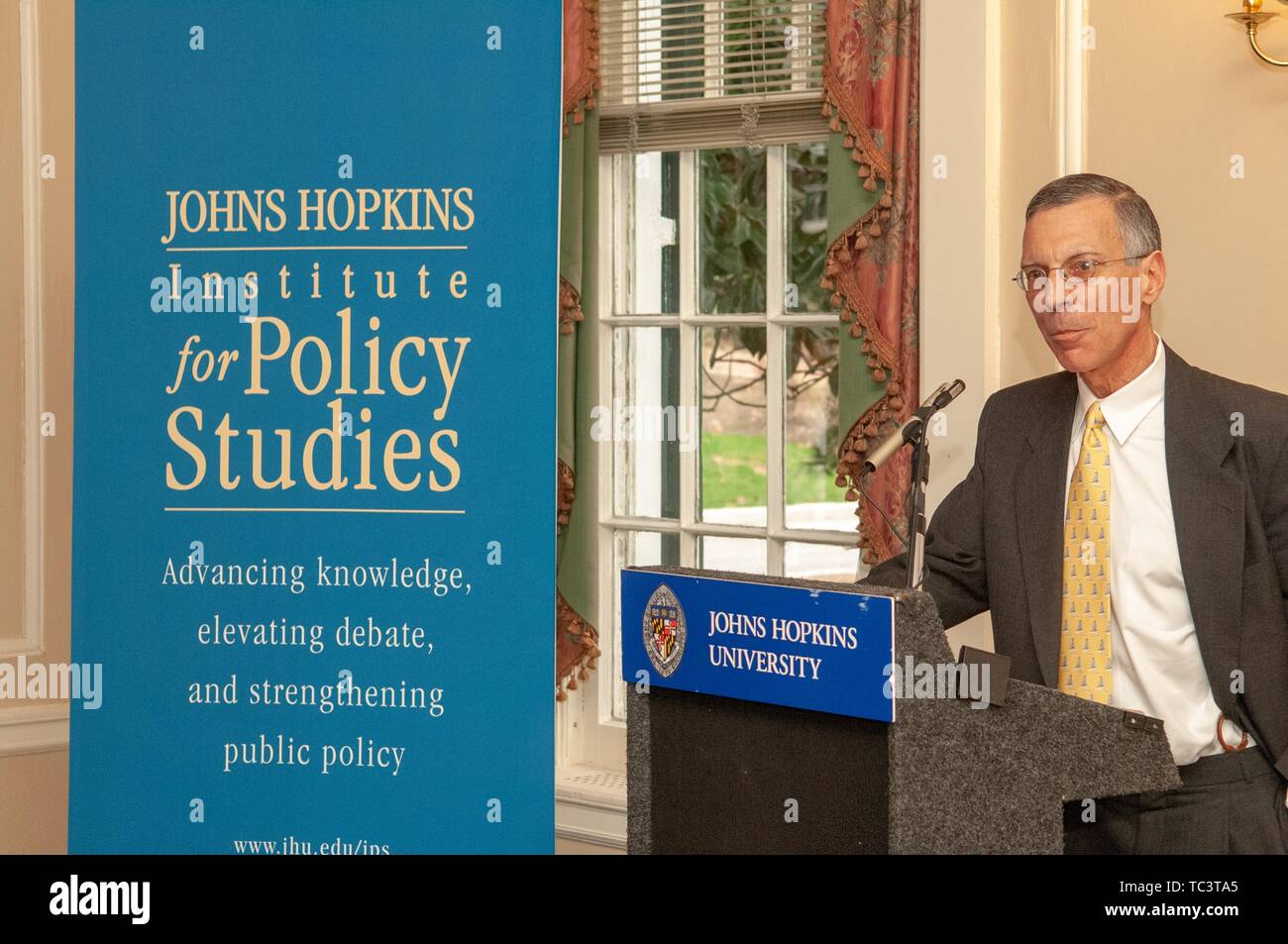 Diplomat Kurt Volker parlando da un podio ad un evento associato con l'Istituto per gli studi di politica presso la Johns Hopkins University, Baltimora, Maryland, 18 aprile 2007. Dall'Homewood raccolta di fotografie. () Foto Stock