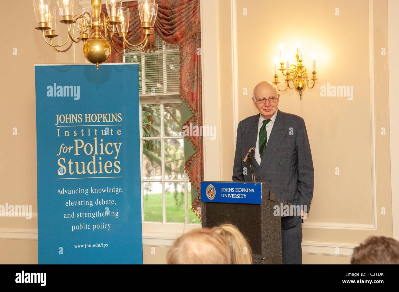 Un altoparlante spicca un podio durante un evento associato con l'Istituto per gli studi di politica presso la Johns Hopkins University, Baltimora, Maryland, 18 aprile 2007. Dall'Homewood raccolta di fotografie. () Foto Stock