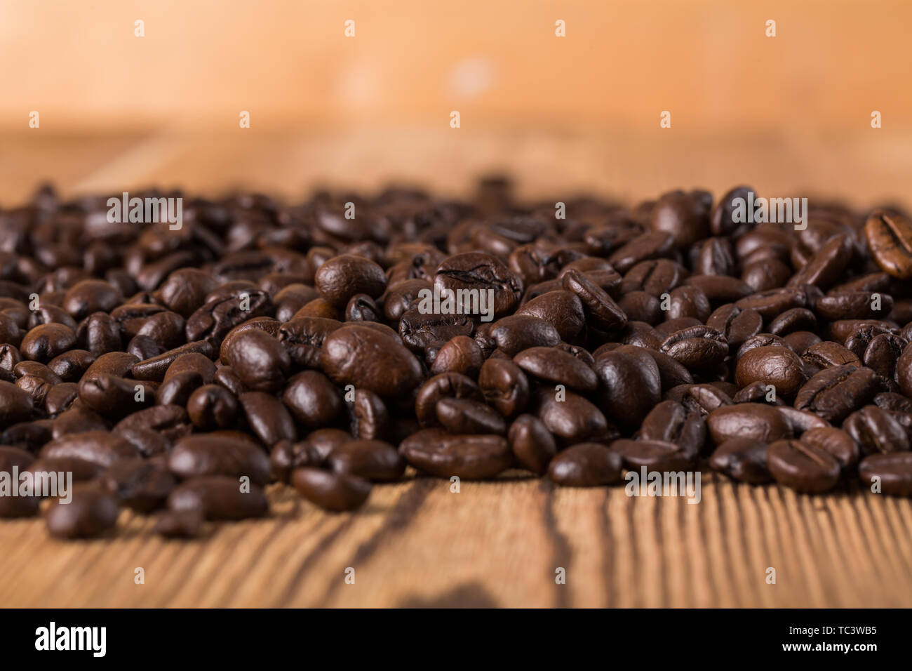 I chicchi di caffè sul tavolo Foto Stock
