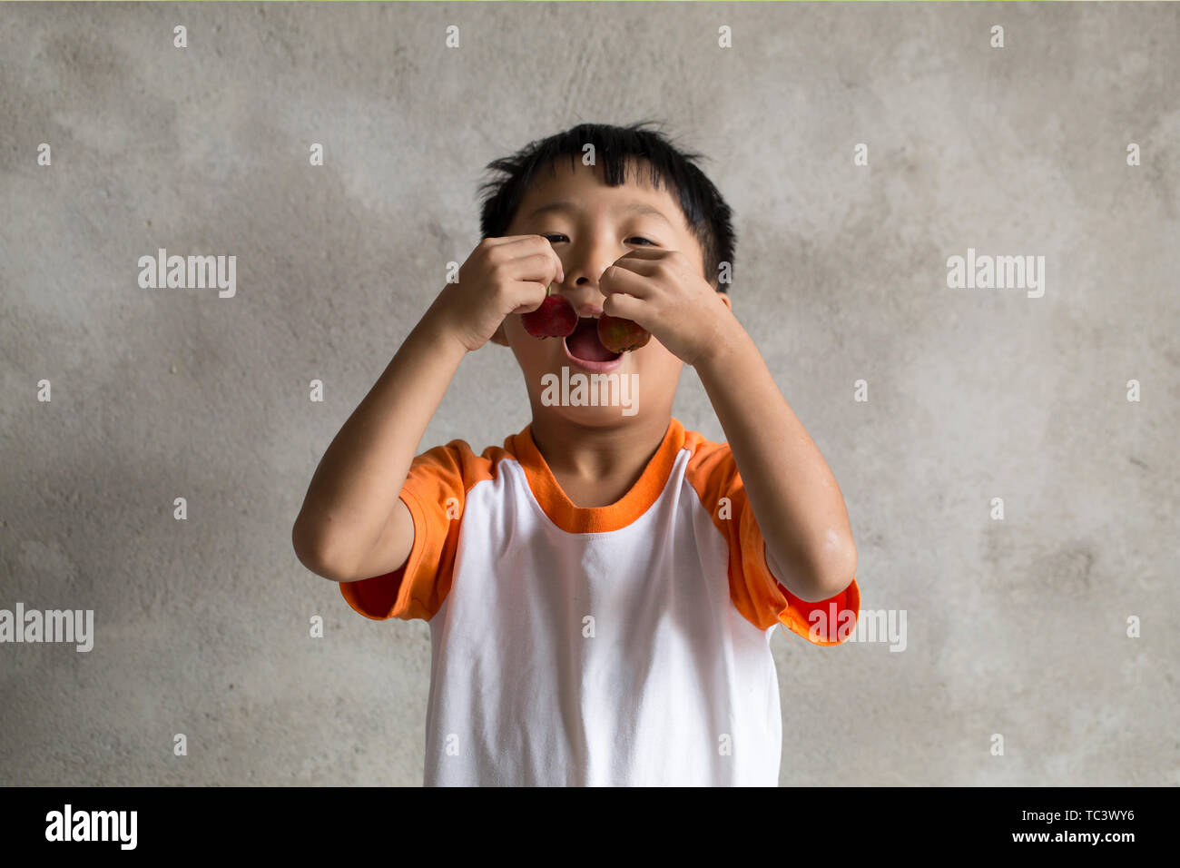 Un cattivo ragazzo mangiare biancospino Foto Stock