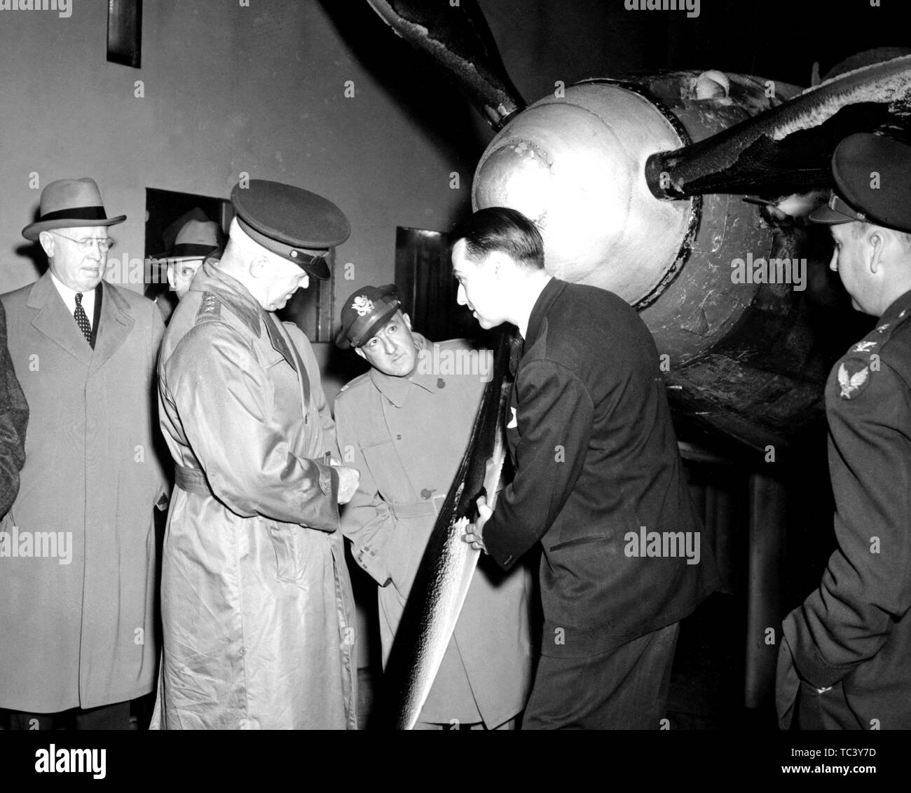 Generale Henry Harley "Hap' Arnold (1886 - 1950), in cappotto lungo, ispeziona la formazione di ghiaccio sulle pale di elica al motore del velivolo Research Laboratory di Cleveland, Ohio, 9 novembre 1944. Immagine cortesia Nazionale Aeronautica e Spaziale Administration (NASA). () Foto Stock