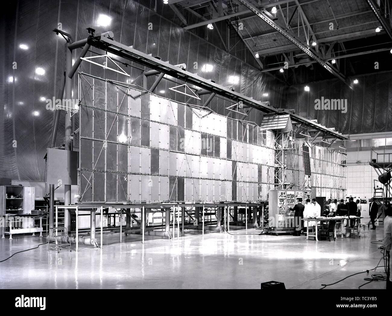 I tecnici della NASA ispezionare il Saturn I satellite 96-piede apertura alare prima del lancio, Marshall Space Flight Center di Huntsville, Alabama, febbraio 1965. Immagine cortesia Nazionale Aeronautica e Spaziale Administration (NASA). () Foto Stock