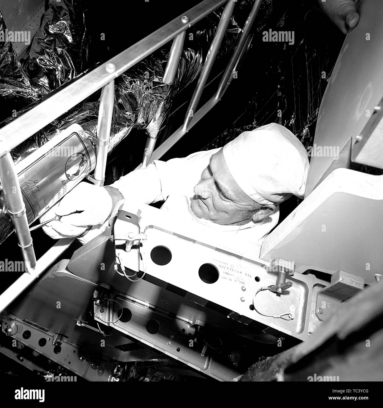 Grumman Aerospace Corporation tecnico Ken Crow il fissaggio di una placca con cuscinetto con l'equipaggio i nomi e le firme per la gamba anteriore dell'Apollo 16 Saturn V di veicoli di lancio, 10 aprile 1972. Immagine cortesia Nazionale Aeronautica e Spaziale Administration (NASA). () Foto Stock