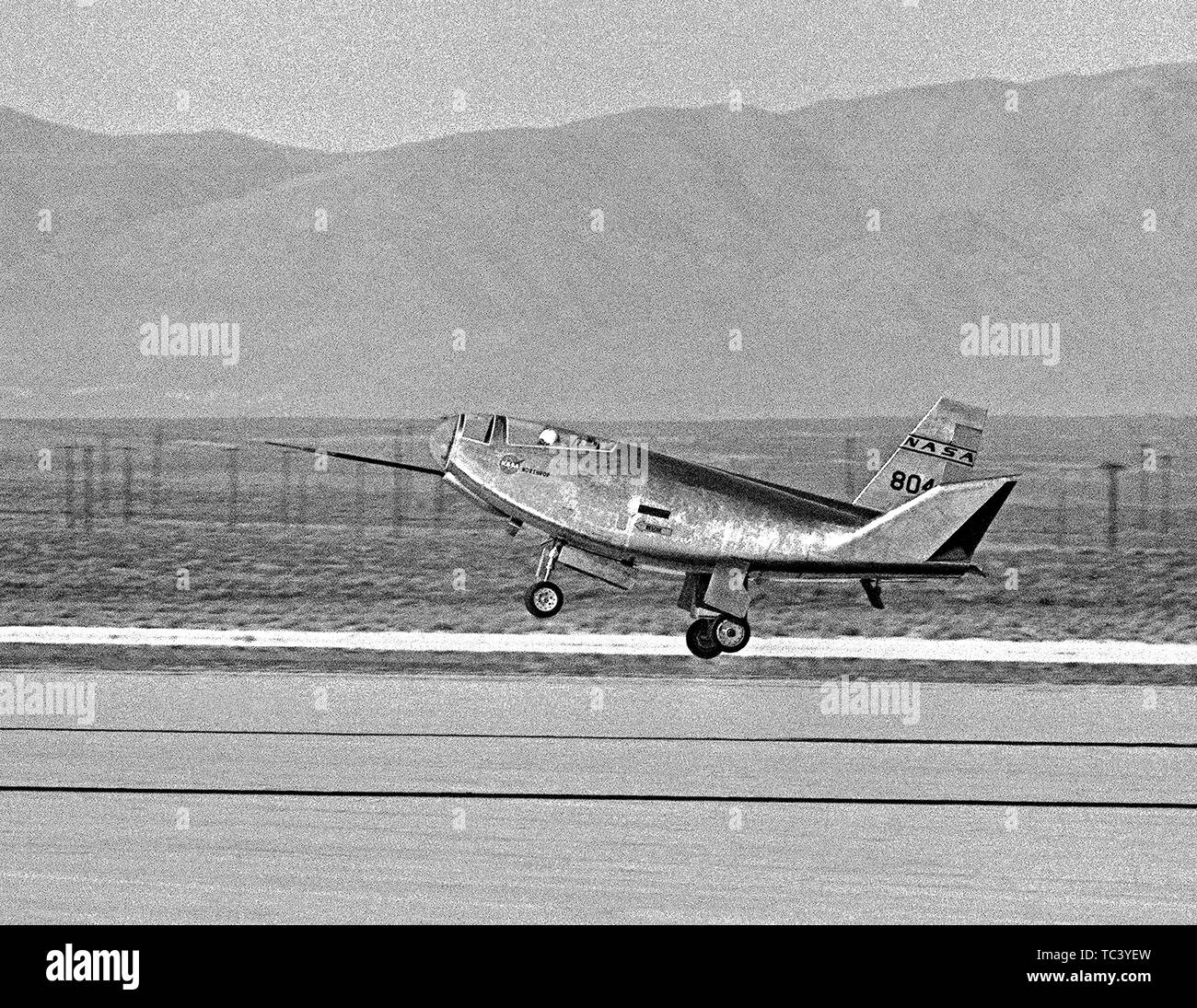 Pilot Bruce Peterson terre il HL-10 corpo sollevamento di aeromobili su Rogers Dry Lake al Dryden Flight Research Center ad Edwards, California, 22 dicembre 1966. Immagine cortesia Nazionale Aeronautica e Spaziale Administration (NASA). () Foto Stock