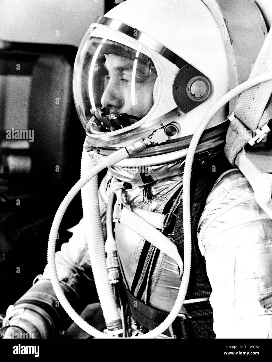 Astronaut Alan Shepard nel suo argento adatte a pressione per preparare a Mercury-Redstone 3 (MR-3) il lancio, 5 maggio 1961. Immagine cortesia Nazionale Aeronautica e Spaziale Administration (NASA). () Foto Stock