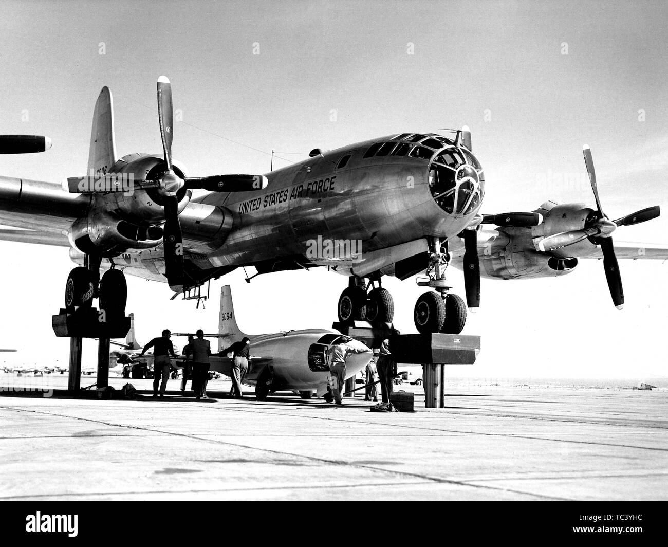 X-1 'Queenie' aeromobile accoppiato all'EB-50A Superfortress aeromobili a Edwards Air Force Base, Kern County, California, 9 novembre 1951. Immagine cortesia Nazionale Aeronautica e Spaziale Administration (NASA). () Foto Stock