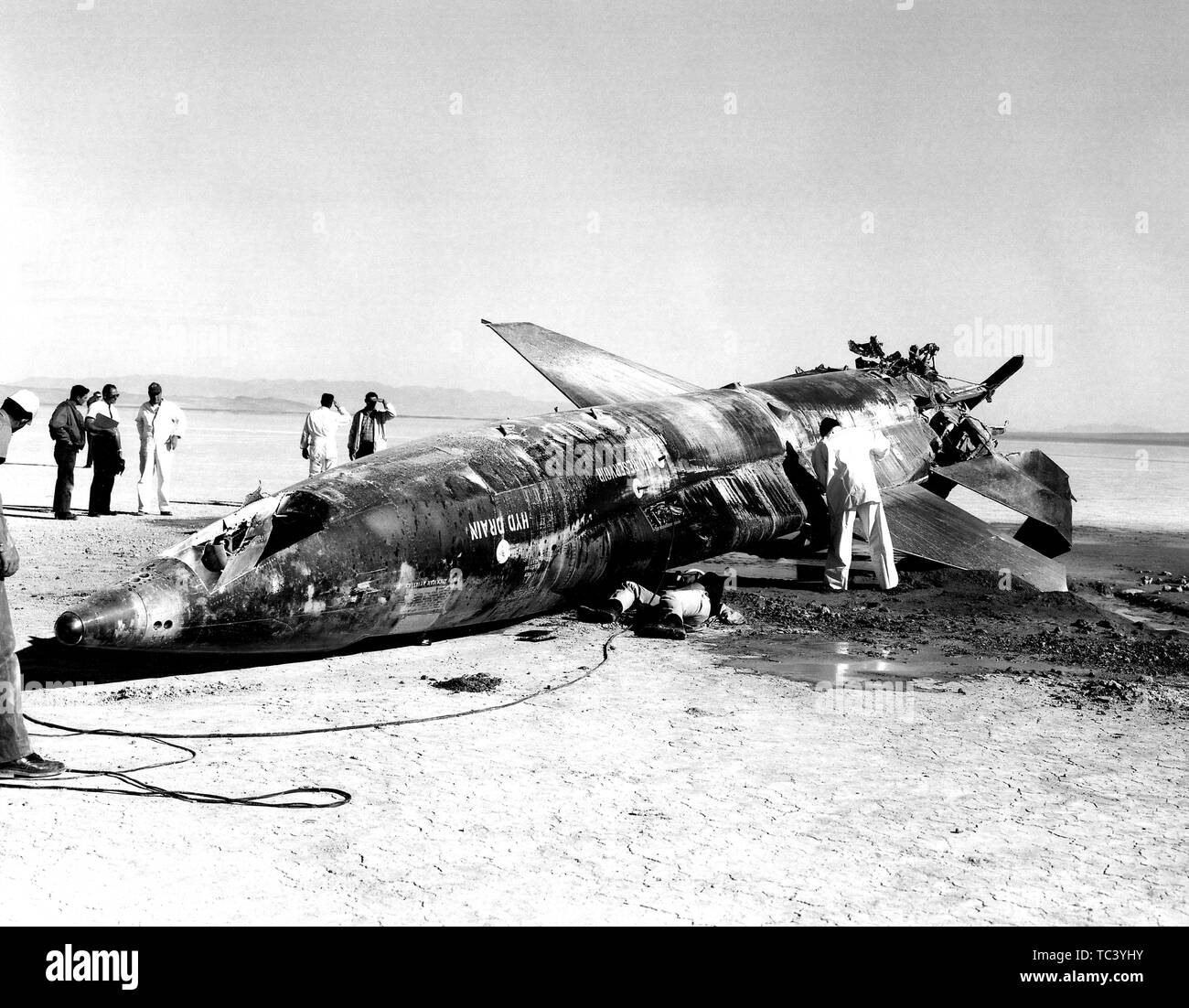 Un Air Force il team si riunisce attorno a un X-15 razzo-powered aeromobile crash al Lago di fango, Nevada, Novembre 9, 1962. Immagine cortesia Nazionale Aeronautica e Spaziale Administration (NASA). () Foto Stock