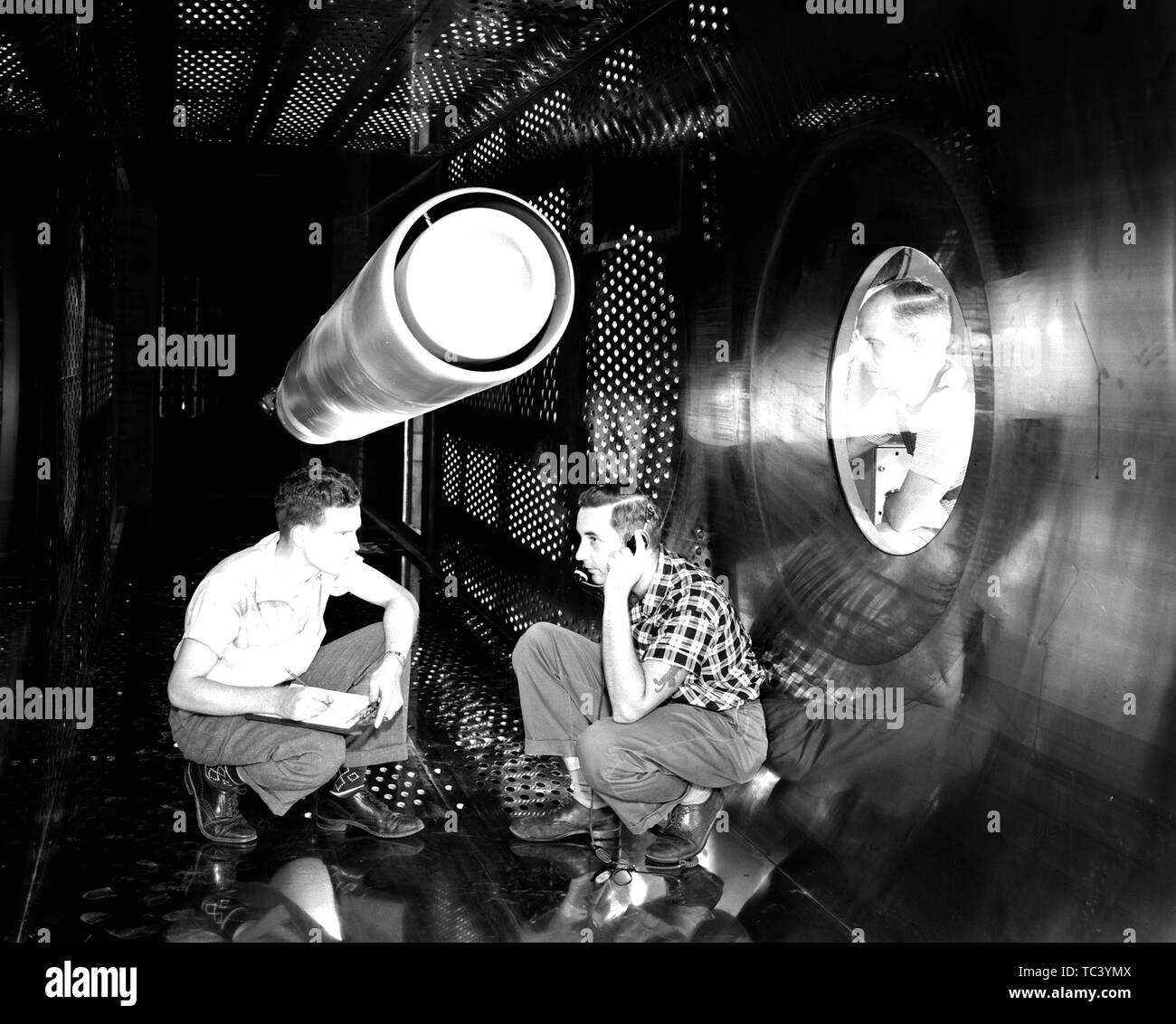 Gli ingegneri della NASA in supersonico di galleria del vento Test-Section al volo di Lewis Propulsion Laboratory, Cleveland, Ohio, 1957. Immagine cortesia Nazionale Aeronautica e Spaziale Administration (NASA). () Foto Stock